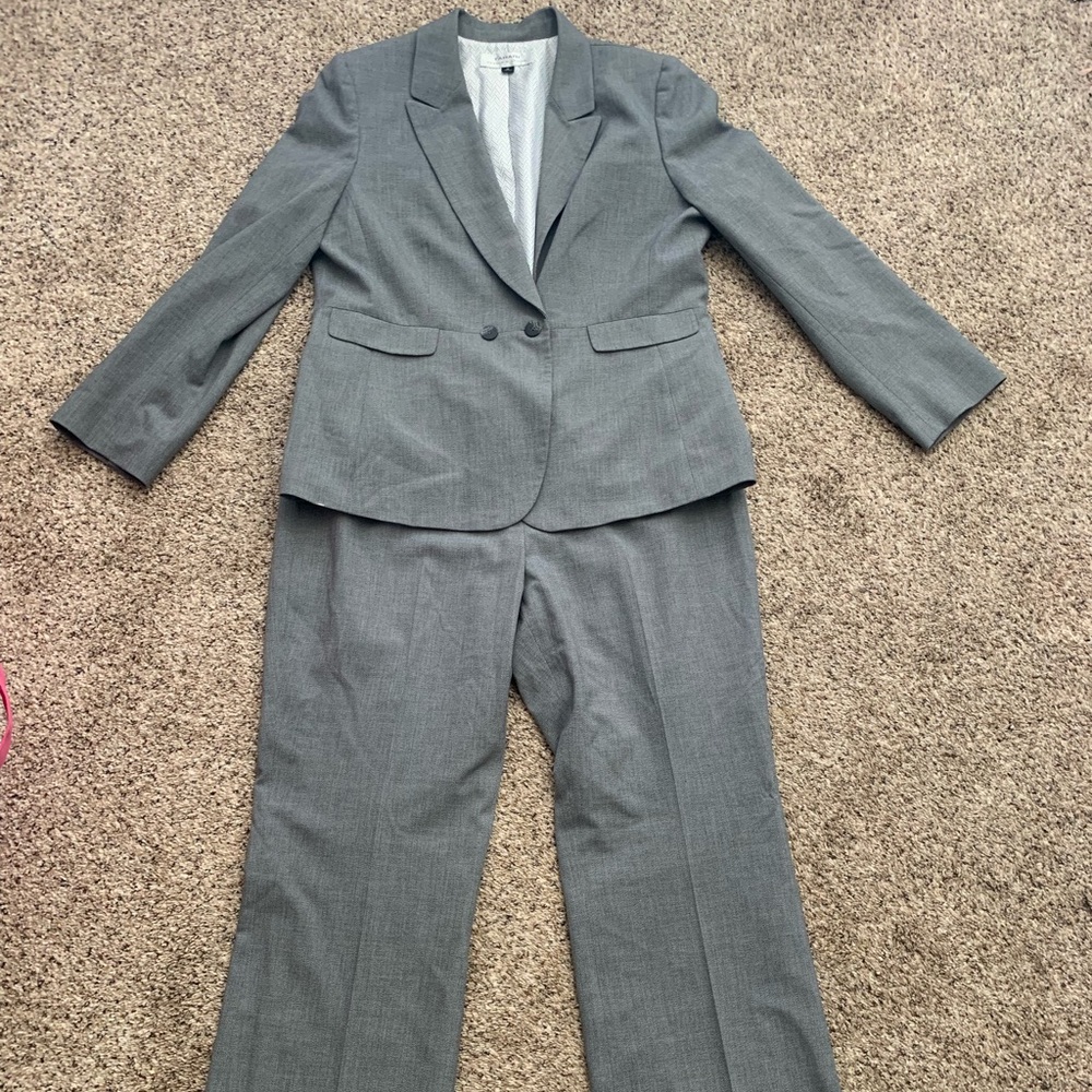 COPY - Tahari size 16 suit